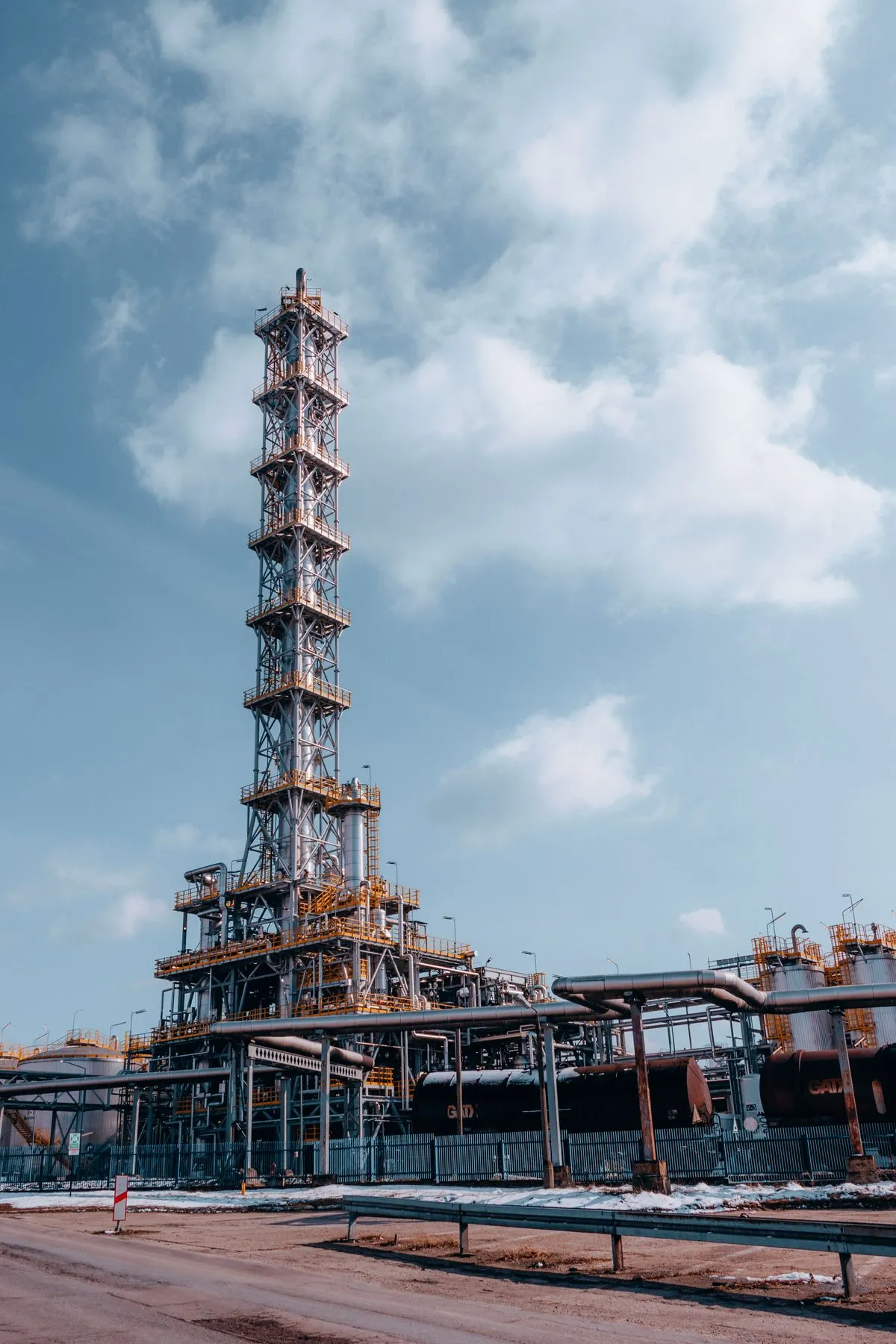 Oil and gas refinery towers